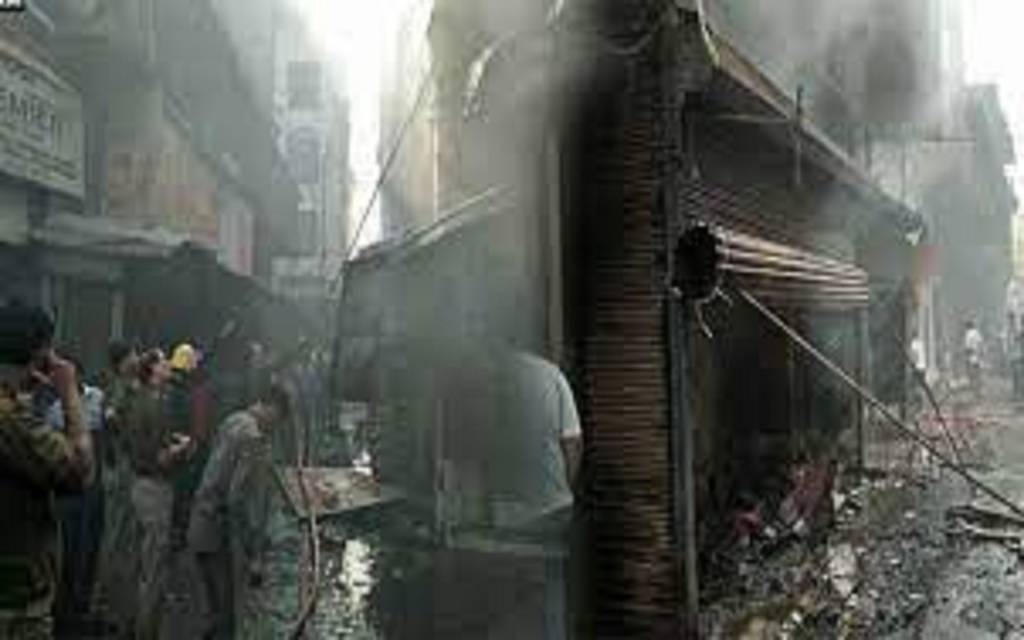 अमीनाबाद के कागज मार्केट में लगी आग, कड़ी मशक्कत से पाया काबू, छह को सुरिक्षत निकाला गया 