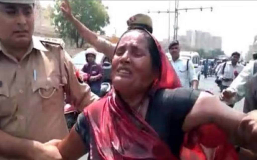 लखनऊ में भाजपा कार्यालय के बाहर महिला ने किया आत्मदाह का प्रयास