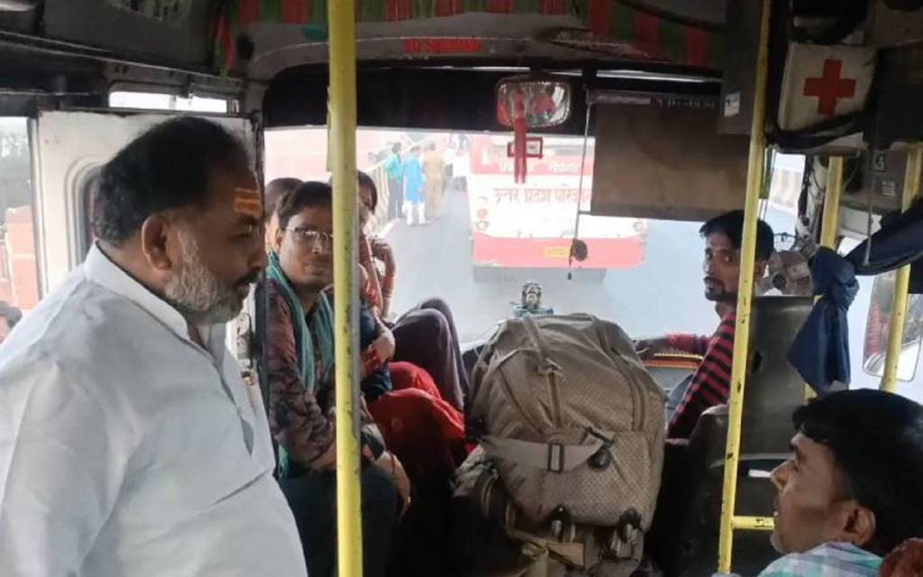 परिवहन मंत्री ने वाराणसी-प्रयागराज मार्ग पर बसों का किया औचक निरीक्षण