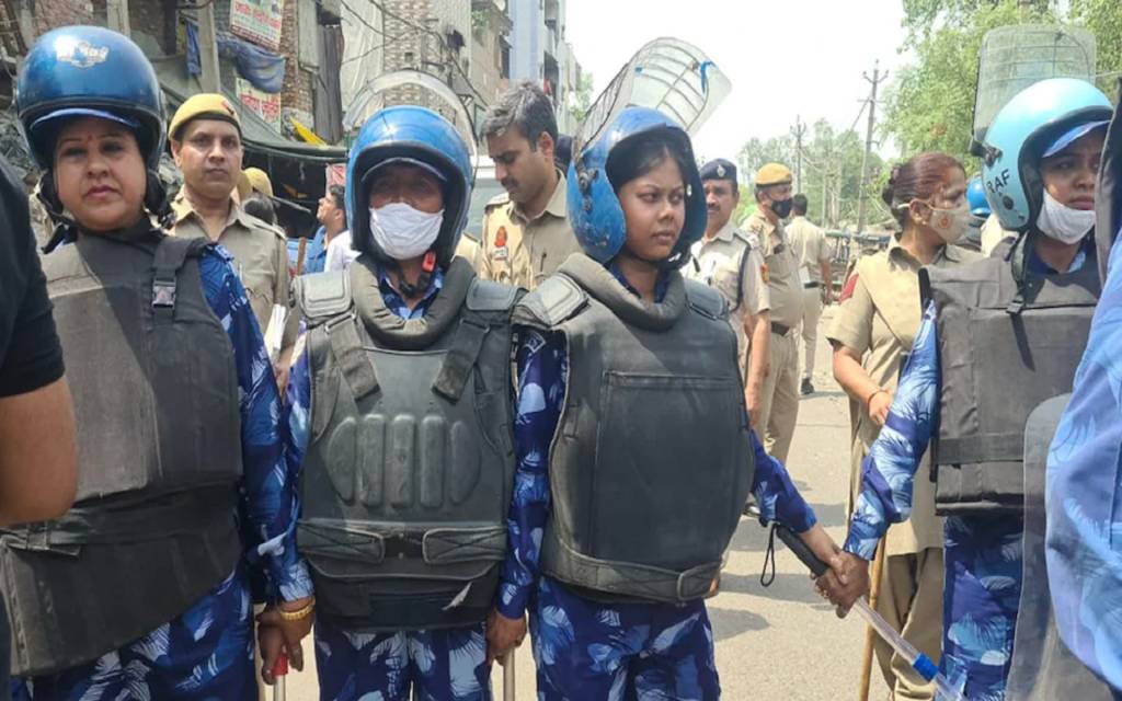 जहांगीरपुरी में फिर से बिगड़े हालात: दिल्ली पुलिस हुई पर पत्थरबाजी, जांच करने पहुंची थी टीम