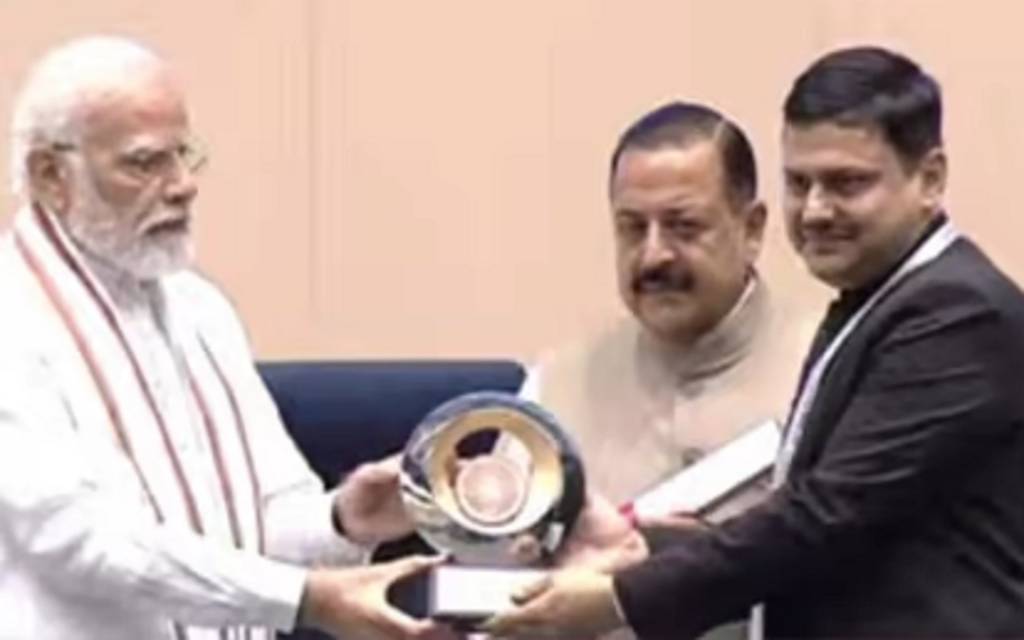 पीएम स्वनिधि कार्यक्रम में वाराणसी को मिला प्रथम पुरस्कार, डीएम कौशल राज शर्मा ने ग्रहण किया पुरस्कार