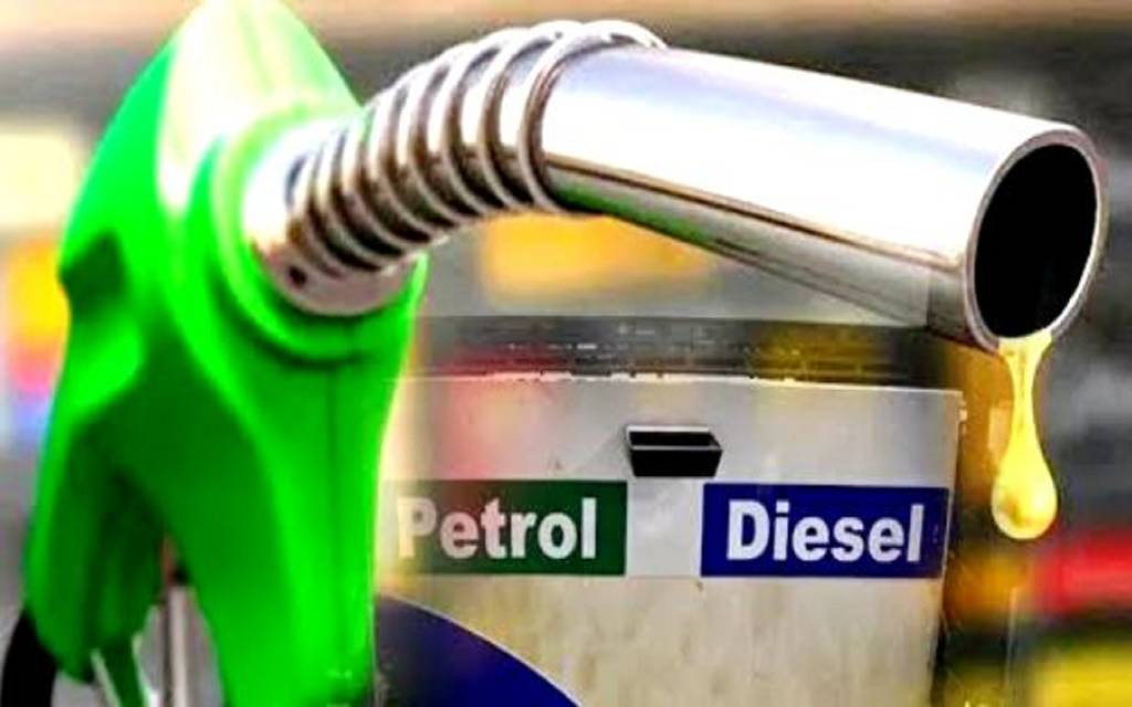वारणसी: पेट्रोल-डीजल के दाम में कमी, महंगाई की मार के बीच आमजन को मिली राहत
