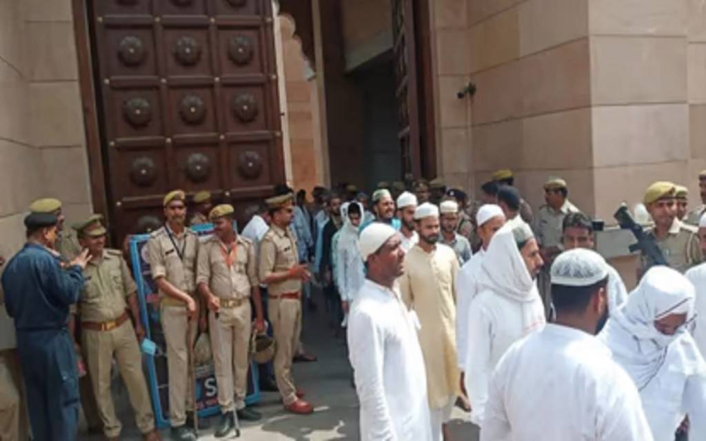 मस्जिद में जुमे की नमाज पढ़ने के लिए लोगों की उमड़ी भीड़, पुलिस प्रशासन रही अलर्ट 