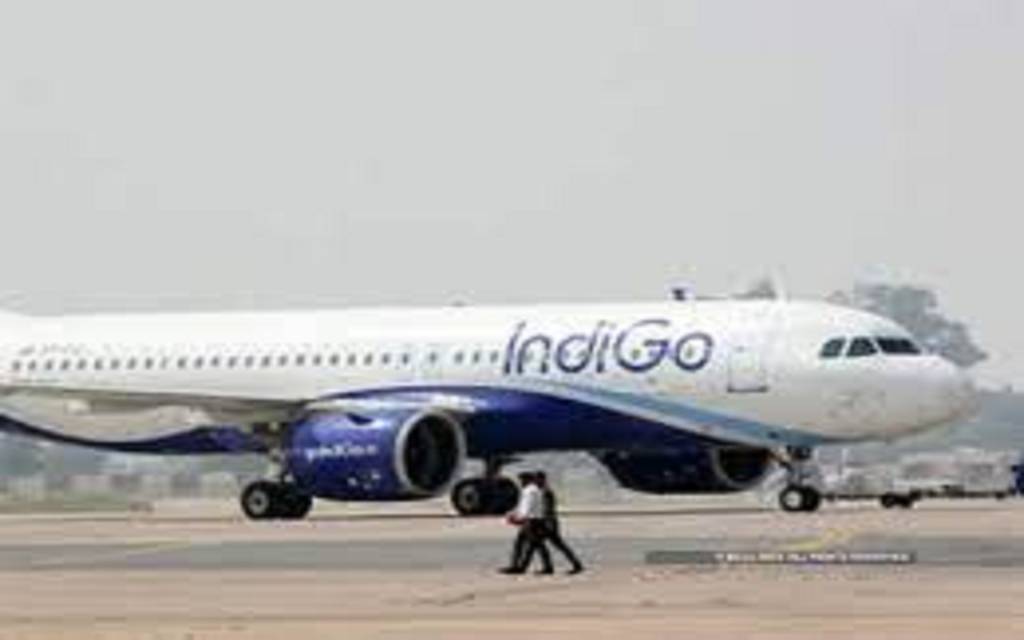 DGCA ने IndiGo Airlines पर लगाया 5 लाख का जुर्माना, दिव्यांग को नहीं दी थी फ्लाइट में चढ़ने की इजाजत