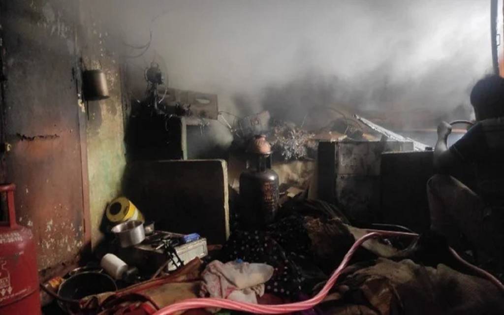 वाराणसी: चार मंजिला मकान में लगी भीषण आग,  वृद्ध महिला की मौत