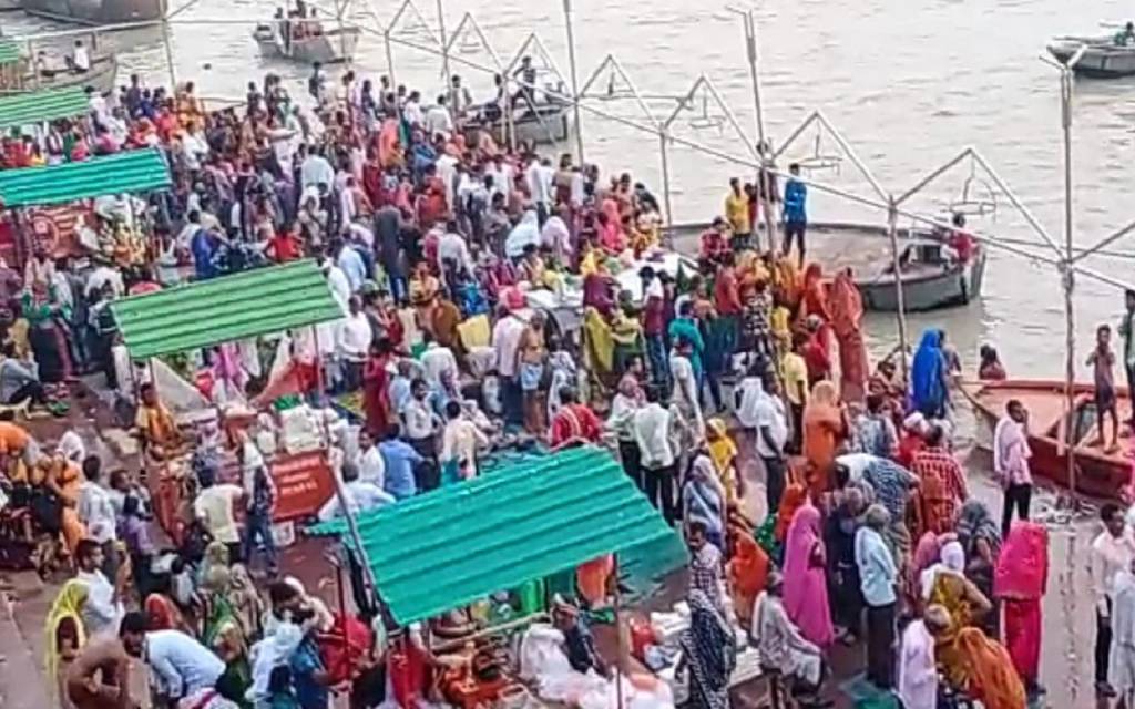 Ganga Dussehra 2022: गंगा दशहरा के मौके पर काशी में उमड़ा श्रद्धालुओं का रेला, आस्था की डुबकी के बाद मंदिरों में बढ़ी भीड़