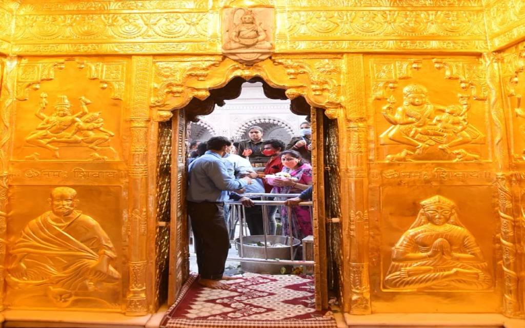 श्रीकाशी विश्वनाथ का दरबार हुआ अब स्वर्णमयी, गर्भगृह से लेकर मंदिर के बाहर की दीवारों पर चढ़ाए गए सोने के पत्तर
