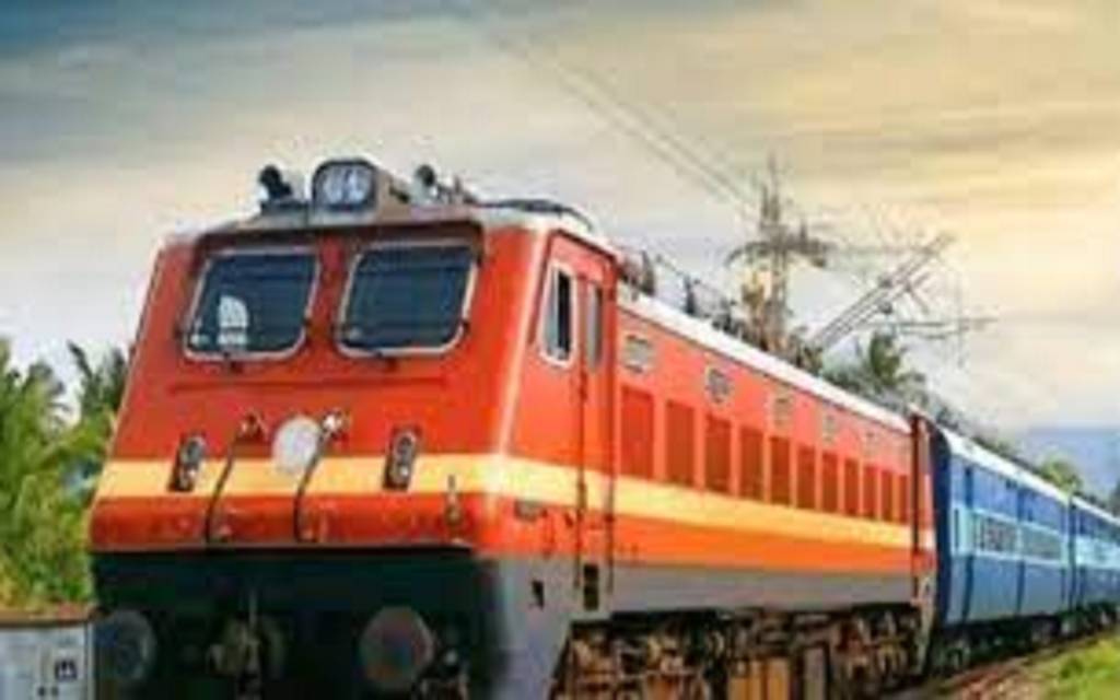 पूर्वोत्तर रेलवे ने कैंस‍िल की 32 ट्रेनें, 2 गाड़ियों के रूट हुए डायवर्ट, 1 हुई री-शेड्यूल