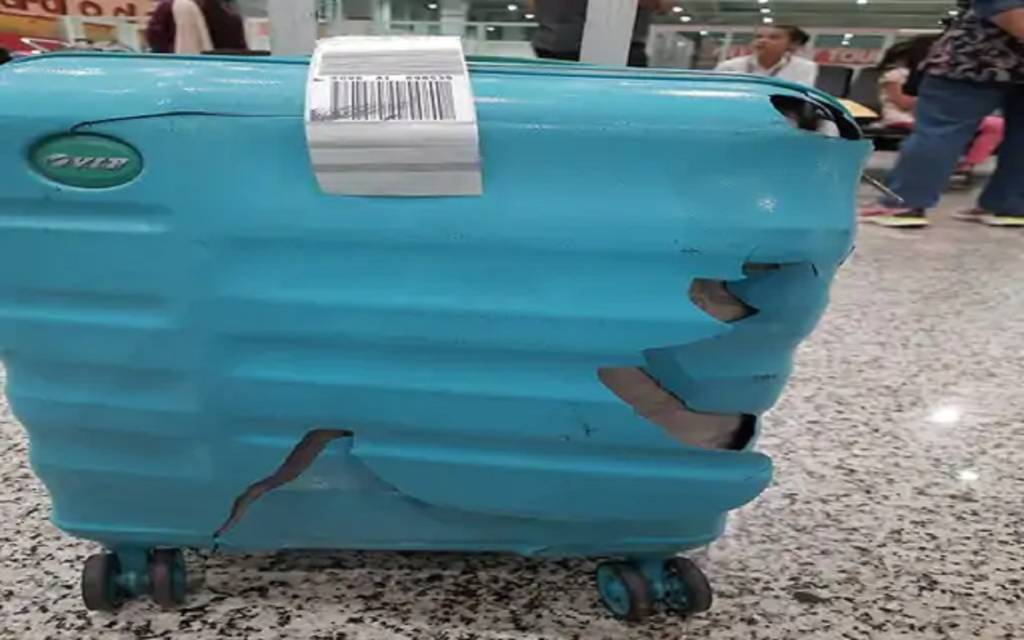 वाराणसी एयरपोर्ट से वड़ोदरा हवाई अड्‌डा पहुंचने पर बैंक मैनेजर को मिला टूटा-फूटा हुआ सूटकेस 