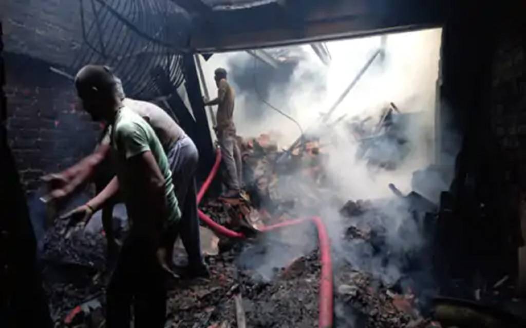 बंद पड़े आरा मशीन के गोदाम में भीषण लगी आग, लाखों का हुआ नुकसान