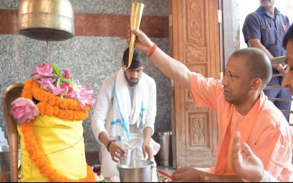 मानसरोवर मंदिर में सीएम योगी ने किया रुद्राभिषेक, लोक कल्याण के लिए मांगी कामना 
