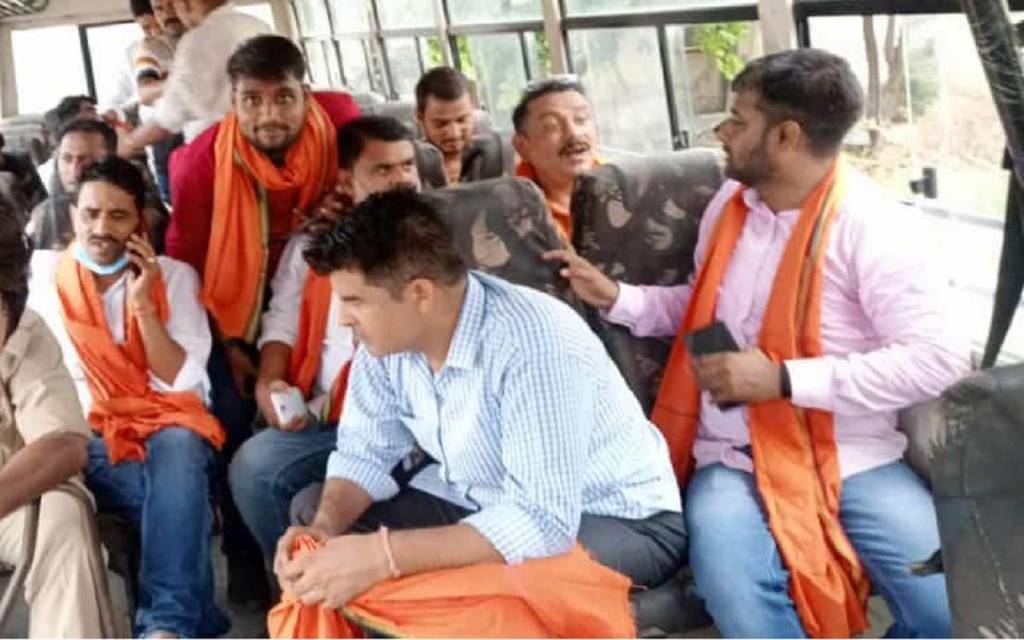 Lulu Mall Lucknow :नमाज के विरोध में हनुमान चालीसा पढ़ने पंहुचा हिंदू संरक्षक दल पुलिस हिरासत में