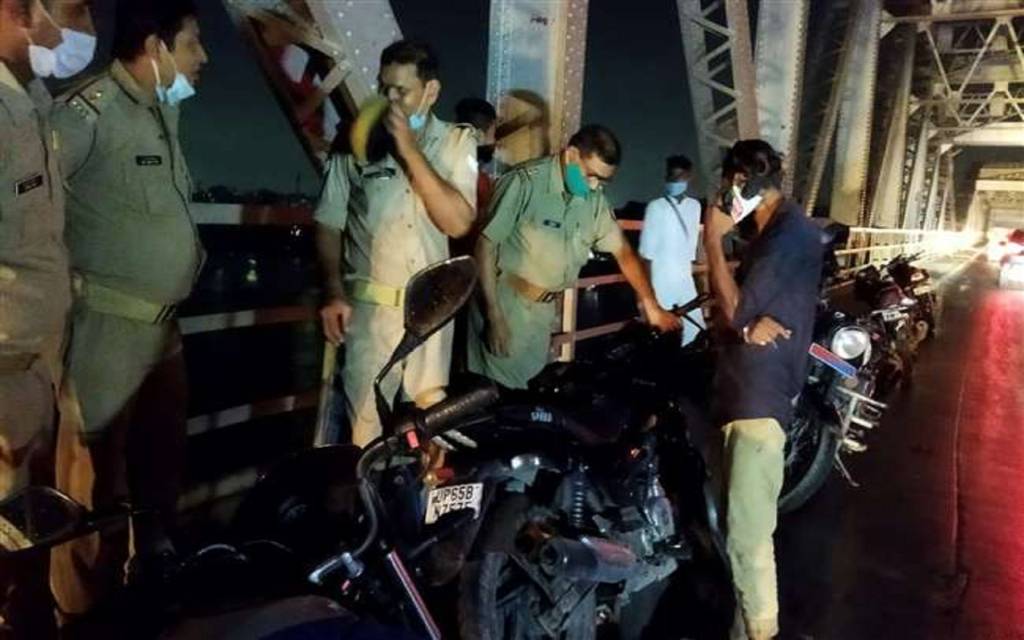 वाराणसी के राजघाट पुल पर से युवक-युवती ने गंगा में लगाई छलांग