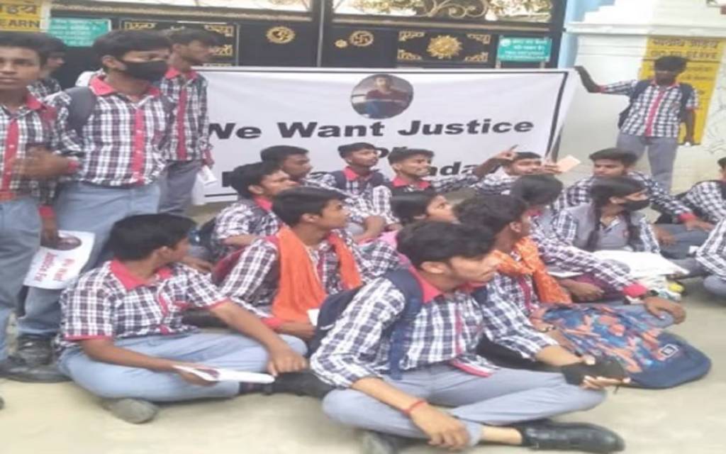 9वीं के छात्र की मौत से केंद्रीय विद्यालय बीएचयू के गेट पर धरने पर बैठे छात्र