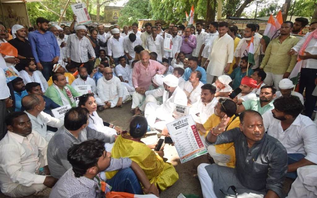 Congress Protest: वाराणसी में कांग्रेस पार्टी ने महंगाई-बेरोजगारी को लेकर दिया धरना