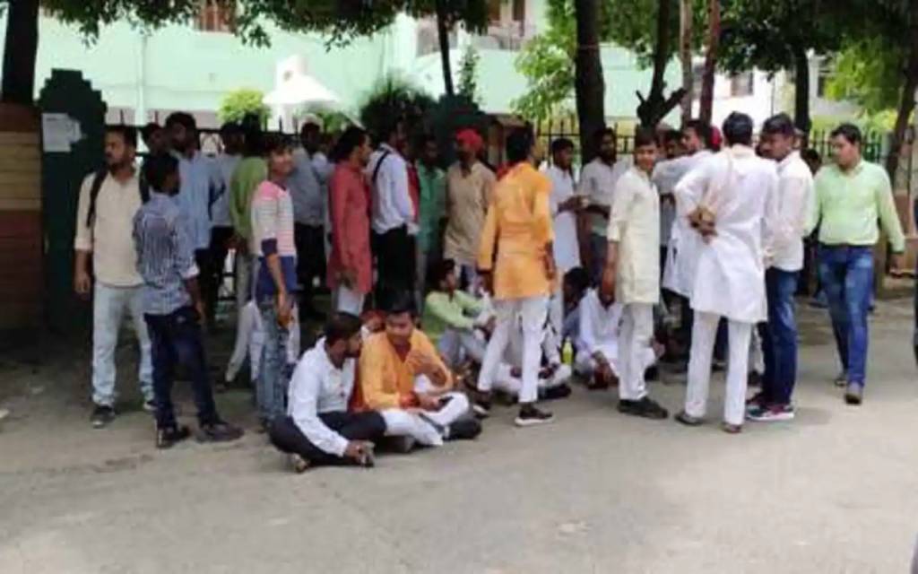  प्रवेश परीक्षा की तारीख बदलने पर धरने पर बैठे छात्र