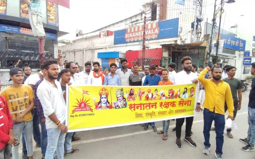 वाराणसी में आईपी मॉल के सामने फिल्म 'लाल सिंह चड्‌ढा' का विरोध, सनातन रक्षक सेना ने किया प्रदर्शन