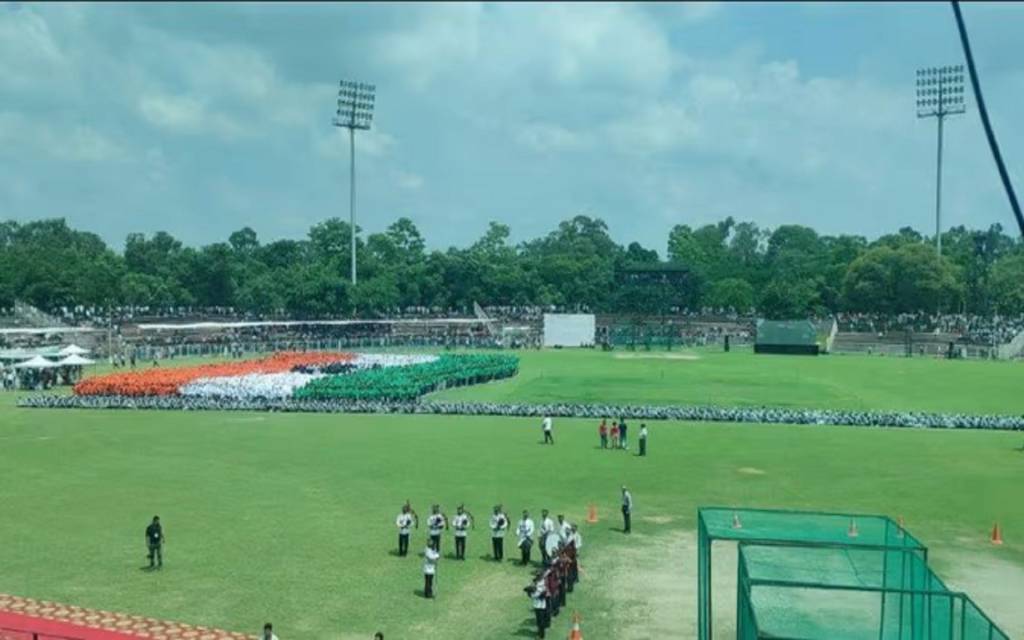 World Record: चंडीगढ़ में क्रिकेट स्टेडियम में 7500 स्टूडेंट्स ने बनाया ह्यूमन फ्लैग, वर्ल्ड रिकॉर्ड में नाम हुआ दर्ज
