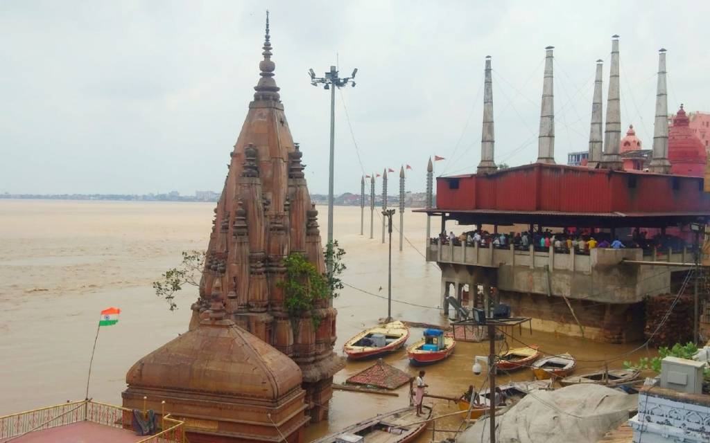 गंगा का जलस्‍तर चेतावनी बिंदु के पार: शहर में घुस रहा गंगा का पानी, वरुणा किनारे वालों की बढ़ीं मुसीबतें 