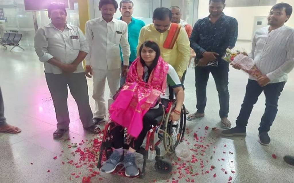 काशी की बेटी सुमेधा पाठक रजत पदक के साथ लौटी वाराणसी, भारत माता के जयकारे से गूंज उठा एयरपोर्ट