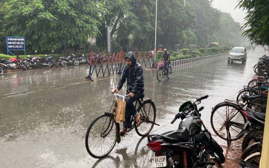 वाराणसी में गरज-चमक के साथ हो रही बारिश, उमस भरी गर्मी से मिली राहत