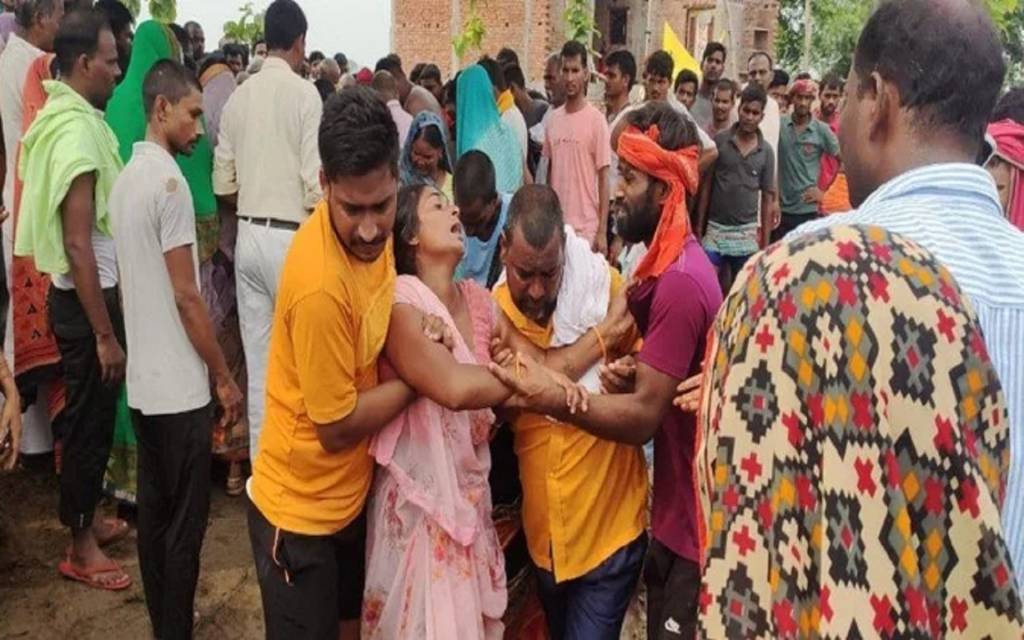 गाजीपुर में नाव पलटी: छह लोगों की मौत, चार का शव मिला, एक मासूम की तलाश जारी