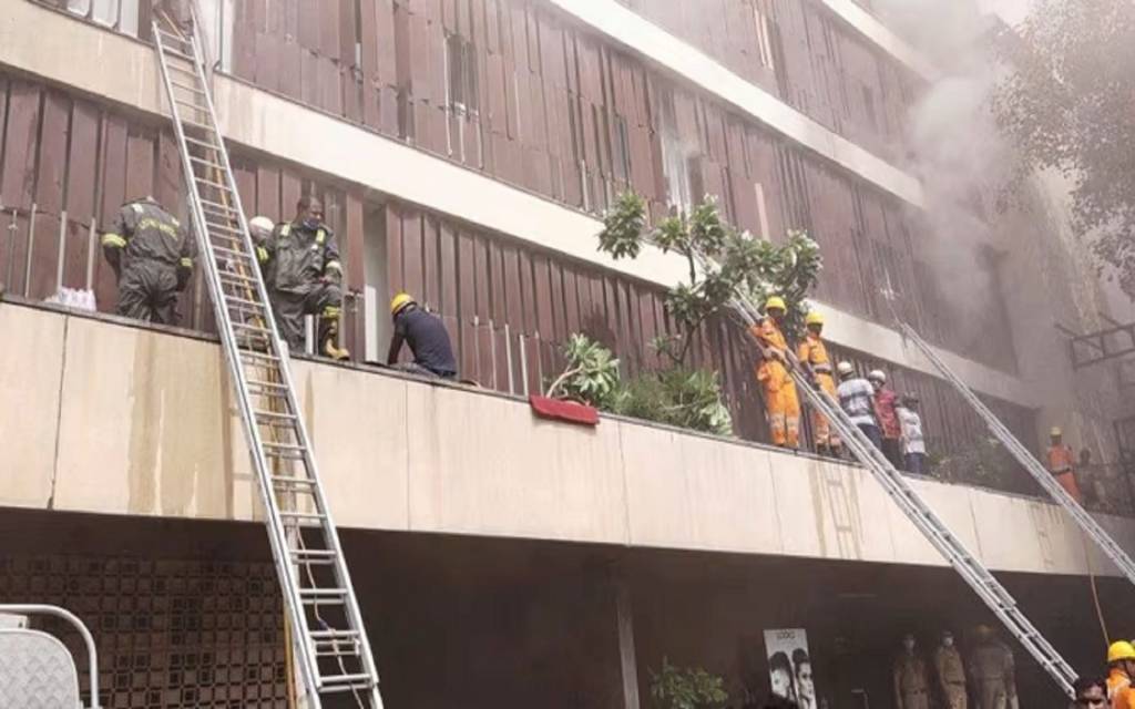 हजरतगंज के होटल में लगी भीषण आग: 2 की मौत-7 घायल,  सीएम योगी ने दिए जांच के आदेश