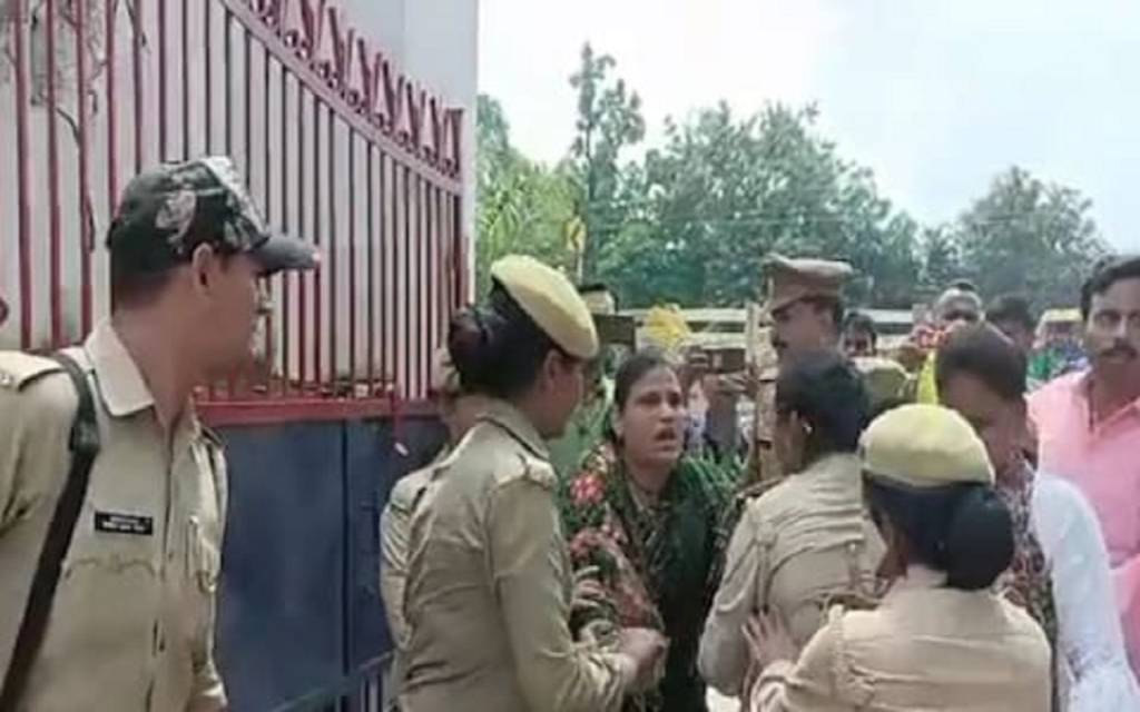  महिला ने किया पुलिस लाइन गेट पर आत्मदाह का प्रयास