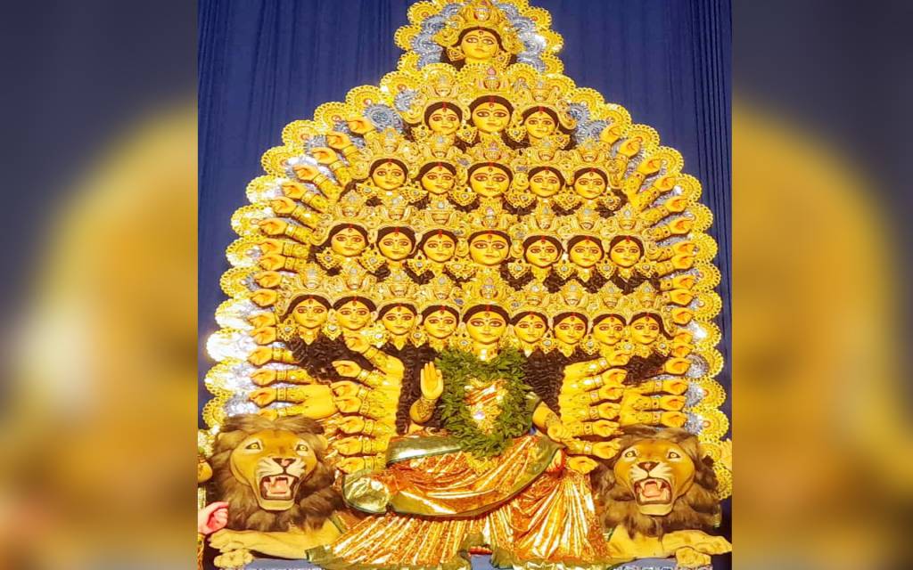 पूजा पंडाल में 25 मुख वाली मां दुर्गा विराजमान
