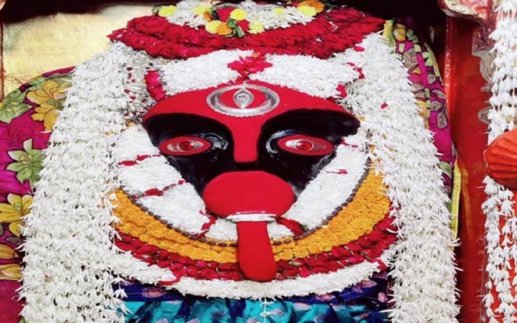 शारदीय नवरात्रि के सातवें दिन काशी में देवी कालरात्रि के दर्शन के लिए लगी श्रद्धालुओं की लाइन