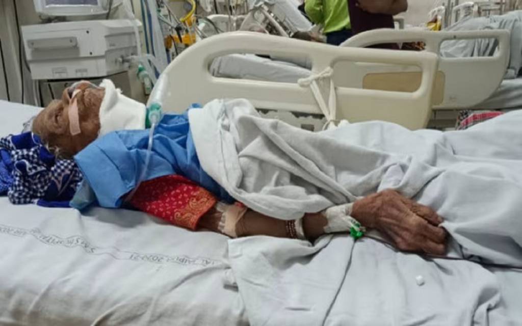 बदमाशों ने चांदी के कड़े लूटने के लिए 108 साल की महिला के काटे दोनों पैर