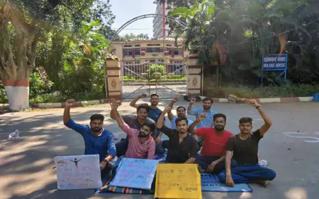 बीएचयू में सीट बढ़ाने की मांग को लेकर भूख हड़ताल पर बैठे बीएएमएस के छात्र