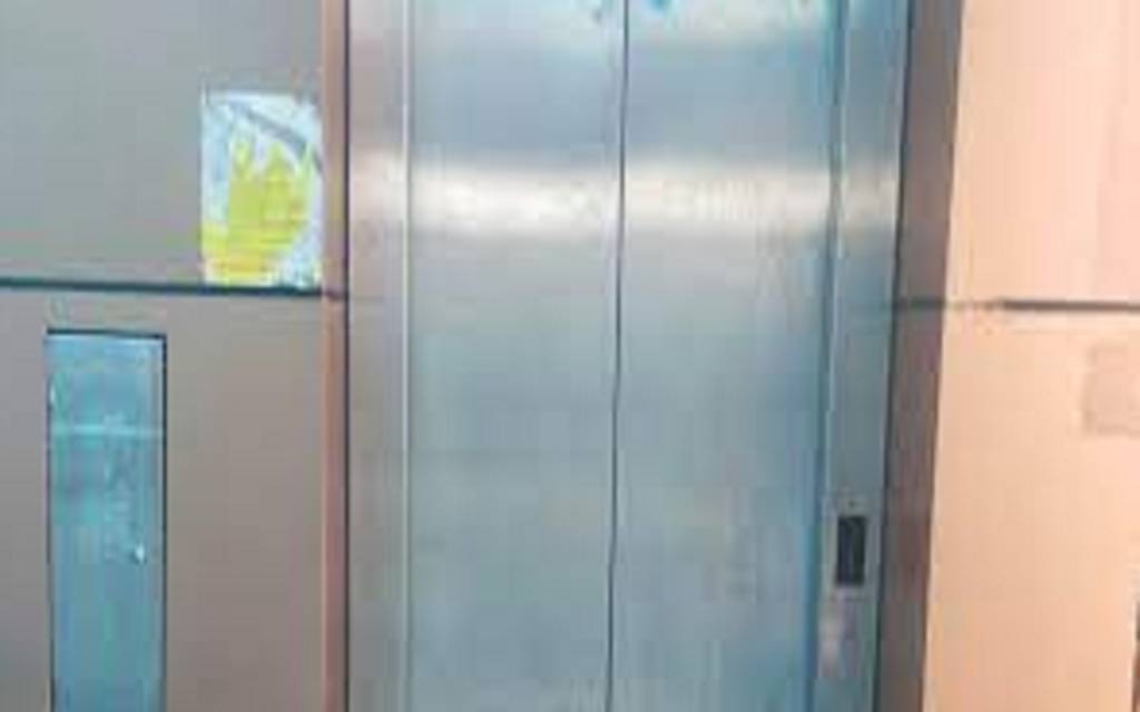 वाराणसी कैंट स्टेशन के लिफ्ट में आधा घंटा फंसी रहीं छात्राएं