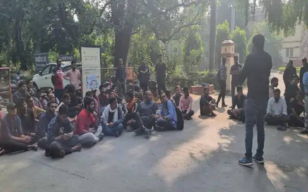 BHU की लॉ फैकल्टी में छात्रों का धरना प्रदर्शन जारी, परीक्षा देने की मांग पर अड़े छात्र 
