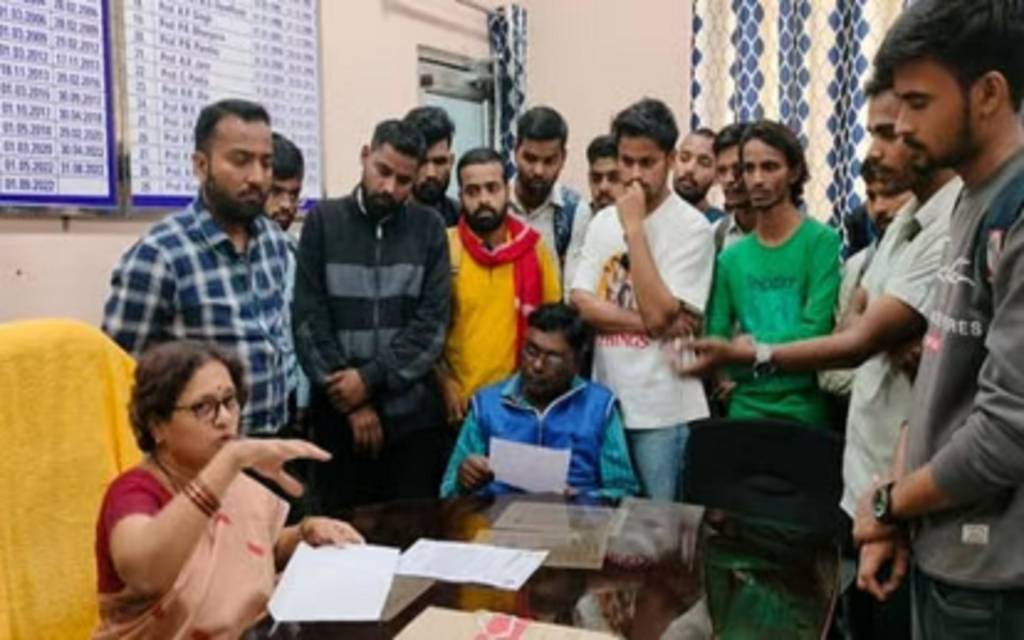 BHU में  परीक्षा फार्म पोर्टल बंद होने और प्रवेश पत्र न मिलने के विरोध में छात्रों ने किया प्रदर्शन