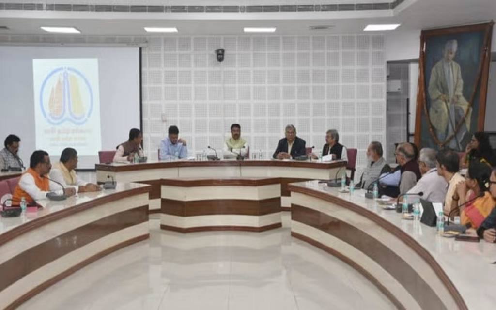 पीएम मोदी के आगमन से पहले केंद्रीय मंत्री धर्मेंद्र प्रधान ने की तैयारियों की समीक्षा, बीएचयू स्थित सभागार की बैठक 