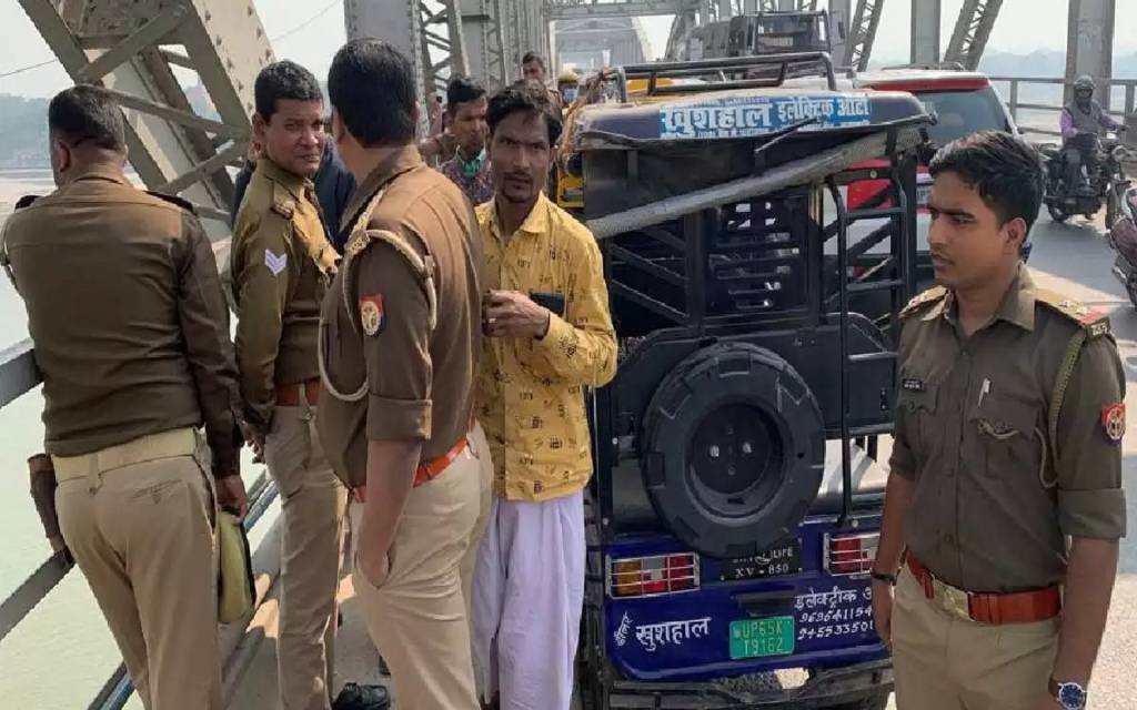 राजघाट पुल पर ई-रिक्शा छोड़ कर चालक ने लगाई गंगा में छलांग