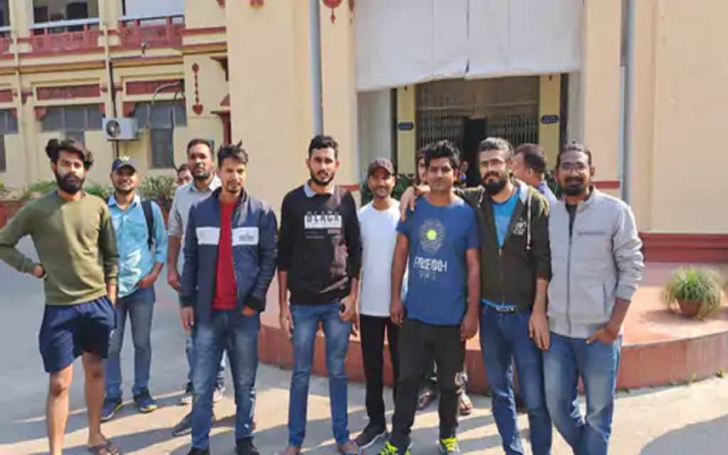 बीएचयू सेंट्रल ऑफिस पर छात्रों का धरना, PhD प्रवेश प्रक्रिया को बंद करने की मांग