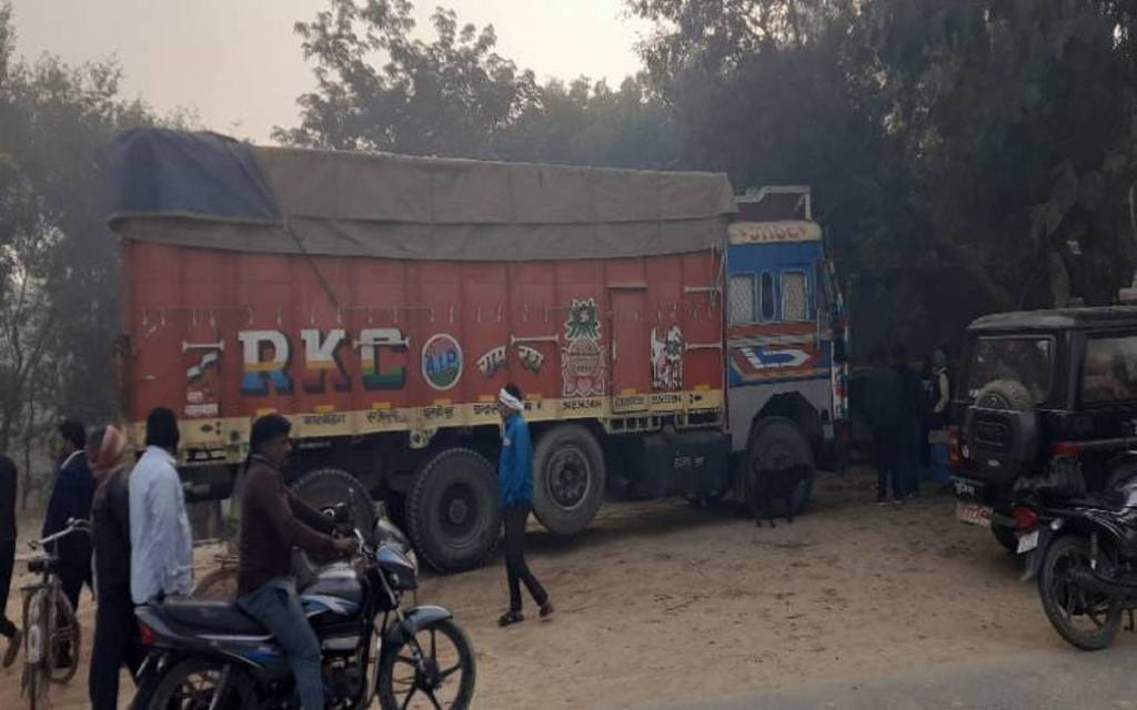 वाराणसी में सड़क हादसे में पति पत्नी समेत तीन की मौत, तेज रफ्तार ट्रक ने रौंदा