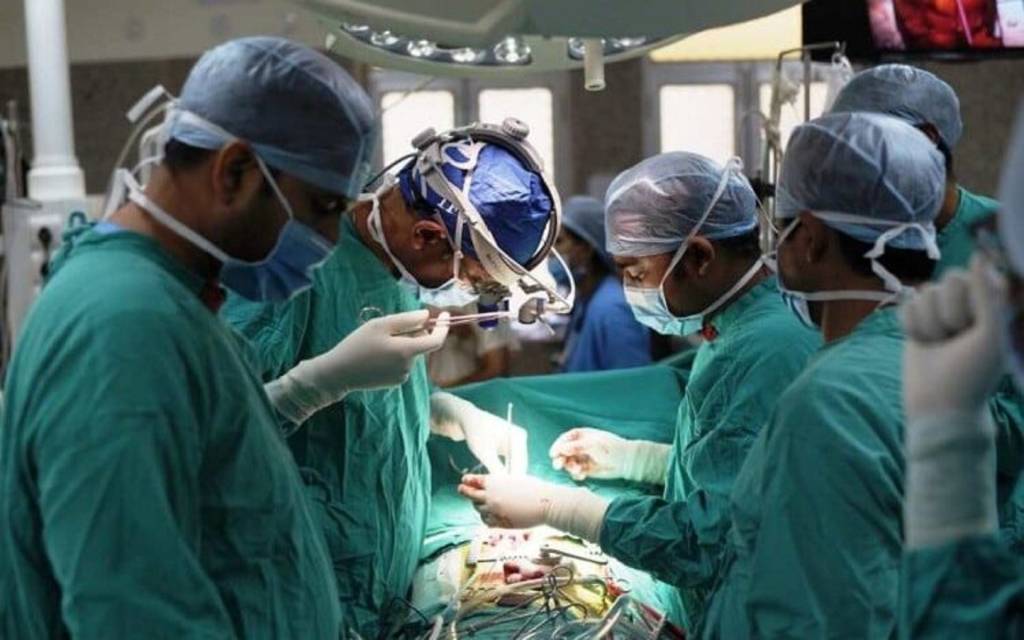 BRD मेडिकल कॉलेज में मरीज को बिना बेहोश किए हाथ-पैर बांधकर किया ऑपरेशन, महिला ने डॉक्टरों पर लगाया आरोप