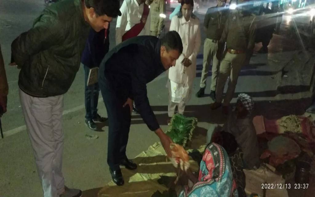 Varanasi: आधी रात को सड़कों पर गरीबों का हाल जानने निकले DM, रैन बसेरा खाली देख दिया निर्देश 