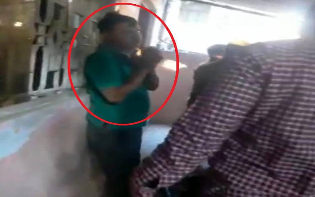 बाइक टकराने के पुराने विवाद को लेकर पुलिस चौकी में वकीलों ने युवक को पीटा, VIDEO वायरल 
