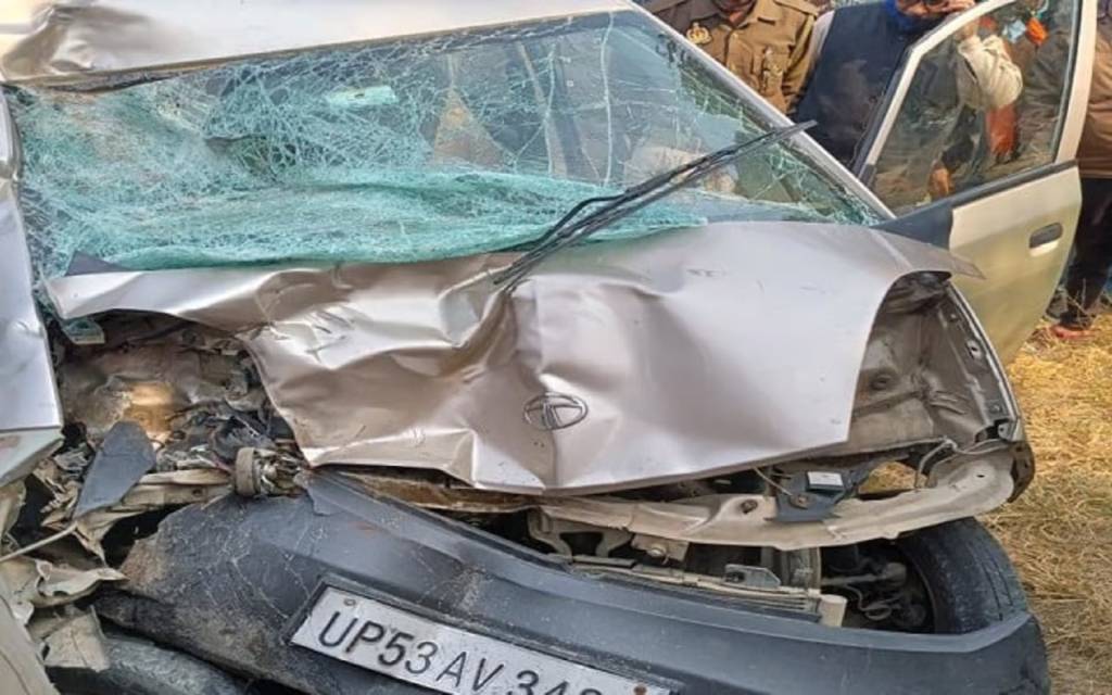 नैनो कार और बुलेट की टक्कर में एक की मौत, दो घायल