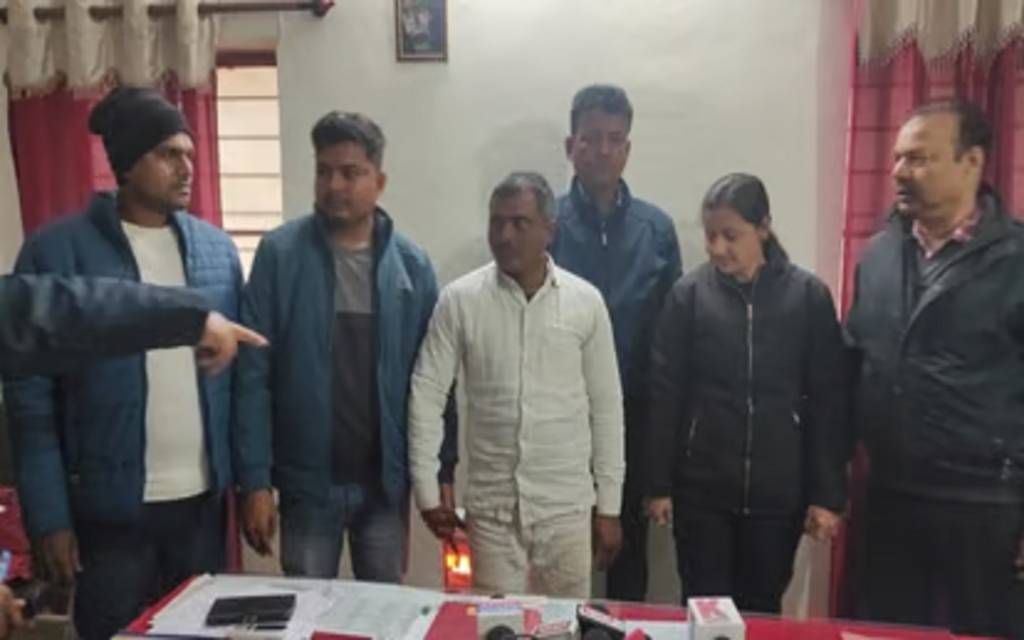 Jaunpur:  एंटी करप्शन टीम ने 45 हजार रिश्वत लेते PWD का लिपिकरंगे हाथ पकड़ा 