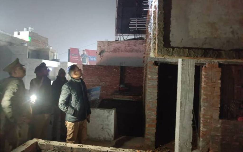 सेवानिवृत्त रेल कर्मी के निर्माणाधीन मकान की चौथी मंजिल का छज्जा गिरने से दो मजदूरों की मौत, CM ने लिया संज्ञान