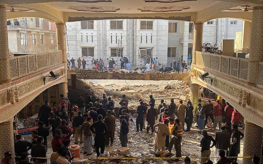 पेशावर के मस्जिद में नमाज के बाद आत्मघाती हमला, 28 की मौत, 150 से ज्यादा घायल