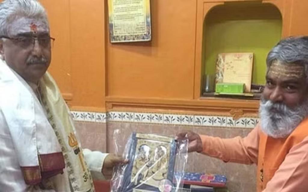 गुजरात के चीफ जस्टिज अरविंद कुमार ने किए बाबा विश्वनाथ के दर्शन,महंत ने मोमेंटो भेंट कर किया सम्मान