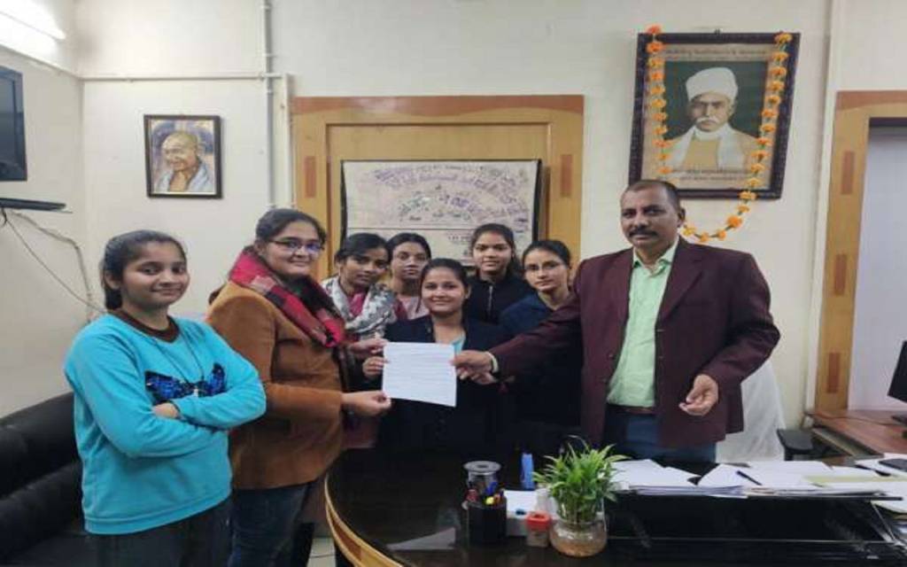 BHU की छात्राओं ने चीफ प्रॉक्टर को सौंपा पत्रक, देर रात तक लाइब्रेरी में पढ़ने की मांग