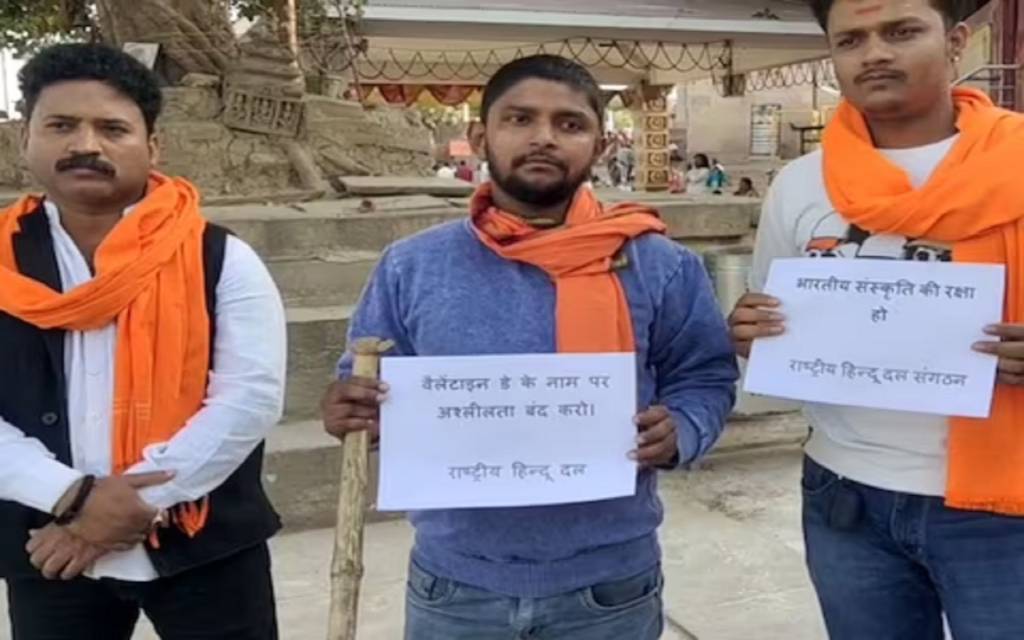 Valantine Day पर वाराणसी के गंगा घाटों पर दिखी अश्लीलता तो खैर नहीं, लाठी-डंडों के साथ घूम रहे हिंदू संगठनों के कार्यकर्ता
