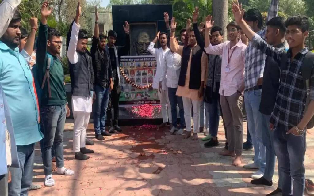 पुलवामा हमले की चौथी बरसी पर विद्यापीठ के छात्रों ने शहीद सीआरपीएफ जवानों को दी श्रद्धांजलि